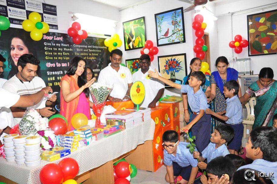 Rashmi-Goutham-And-Getup-Srinu-At-Akshara-Kalasha-Foundation